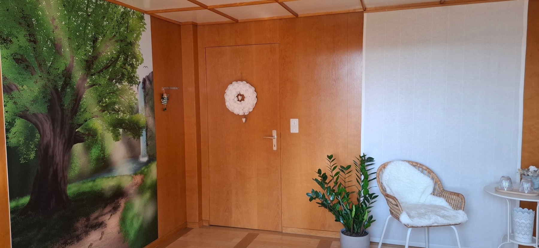Eingang der Praxis mit dem Wandbild